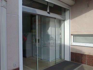 Противопожарная безрамная дверь со стеклом наружная